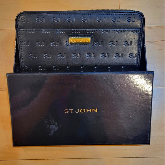 New in Box ST. JOHN Black Leather Continental Logo Wallet - Picture 1 of 9